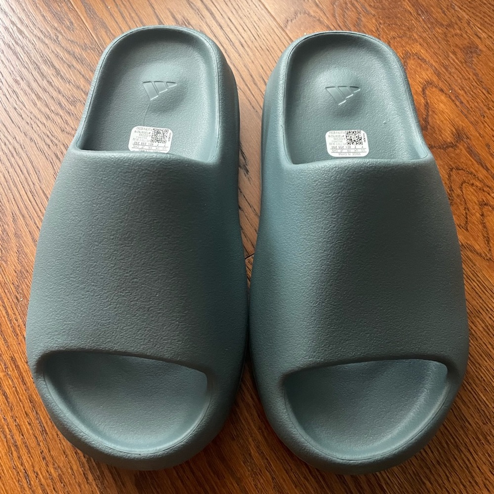 Brand New Adidas Yeezy Slides. Size 7 Slate Grey